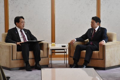 赤沢氏が福岡訪問　最低賃金巡り「全国平均引き上げのけん引役に」