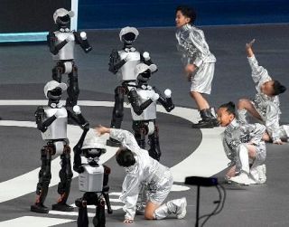 人型ロボスポーツ大会開幕　中国で「世界初」、熱戦へ