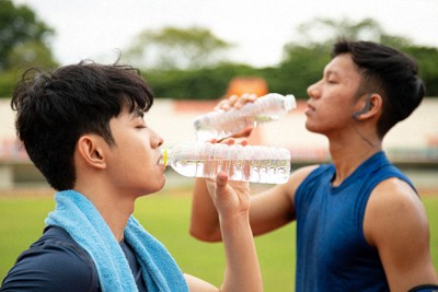 「水さえ飲めば安心」ではない　部活中の子ども、熱中症リスクと対策
