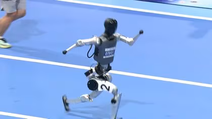 ファイティングポーズで挑発や“強制退場”も…人型ロボットがボクシングやサッカーなど北京で世界初の運動会　日本含む16カ国が参加