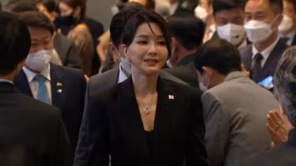 2000万円超のブランド品受け取りか　韓国前大統領の妻取り調べ