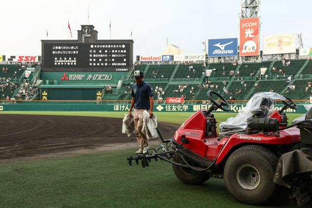 夏の甲子園は雨で1時間遅れ　第1試合は午前9時開始