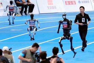 人型ロボット、北京で熱戦　「世界初」スポーツ大会