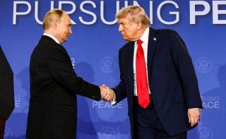 握手短く、険しい表情　トランプ大統領、結果出せず