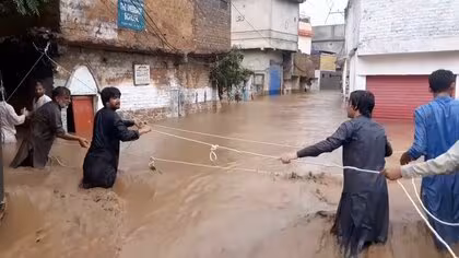 パキスタン豪雨で190人超死亡　救援物資搬送のヘリも墜落