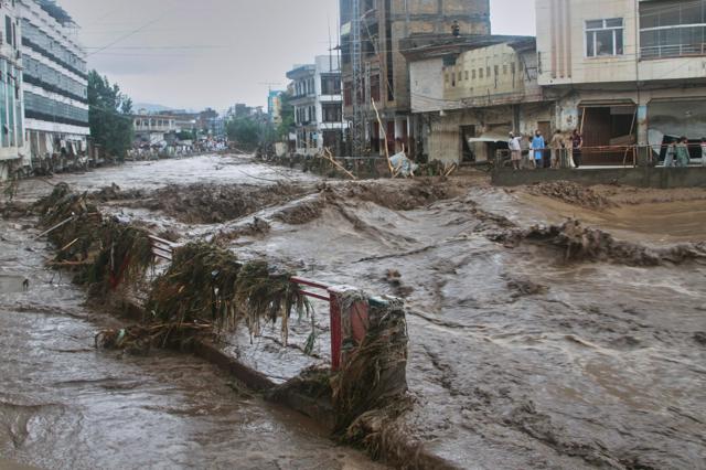 パキスタン山岳地帯で水害頻発、死者300人超　インドでは鉄砲水