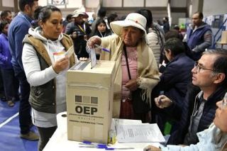 ボリビア大統領選の投票始まる　対米協調の右派先行、政権交代か
