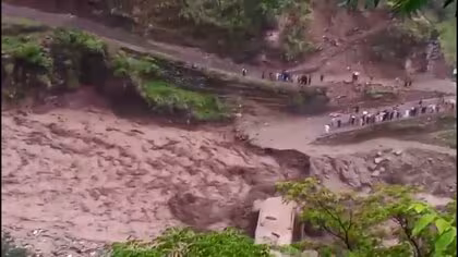豪雨による土砂災害相次ぎ300人以上死亡　救援物資運んでいたヘリ墜落し5人が死亡　雨期に入り死者数650人超　パキスタン