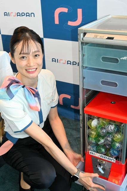 機内でガチャ！「日本の夏の思い出に」　エアージャパン、CAが提案