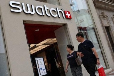スウォッチ、「つり目」ポーズ広告巡り謝罪　中国で非難の声