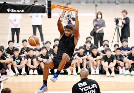 八村塁、ＮＢＡの練習披露　中高生前でシュート
