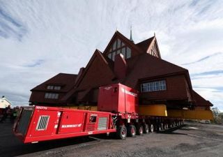 陥没危機、教会丸ごと移転します　スウェーデンの鉱業都市キルナ