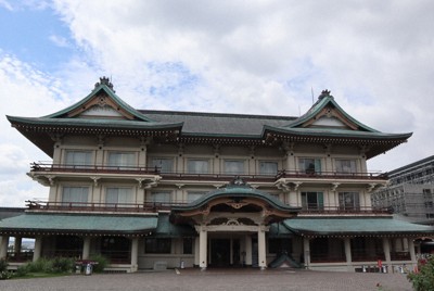 映画登場の「あの柱」も　「国宝」ロケ地、びわ湖大津館にファン続々