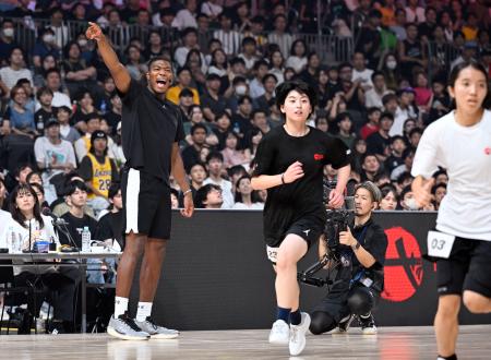 バスケ八村、中高生チームを指揮　キャンプ選抜選手の試合