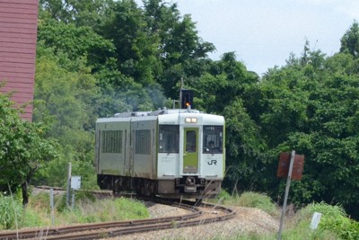 被災で運休から3年、雑草に覆われた線路　復旧巡り揺れるJR米坂線