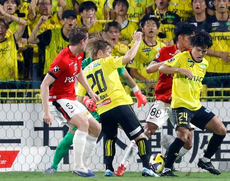柏、逆転勝ちで暫定首位に浮上　Ｊ１、浦和に４―２