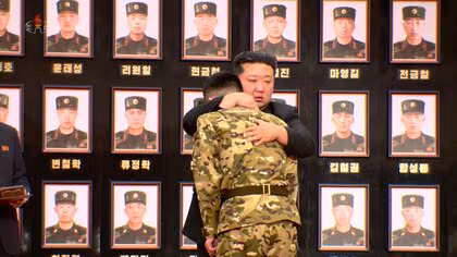 北朝鮮・金正恩総書記が無言の帰還をした兵士らを前に涙　ロシア派遣兵に「英雄」の称号と勲章を授与