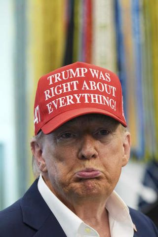 「トランプは正しかった」　帽子着用で経済成果アピール