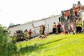 米東部バファローで観光バス横転　４人死亡、負傷者多数