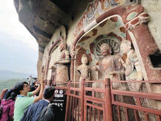 テクノロジーの力で世界遺産保護　中国「東方の彫塑館」麦積山石窟　湿度、地震、小動物…対策の現場を見た