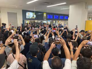 沖縄尚学のメンバーが那覇空港に到着 ロビーには大勢の県民の姿が