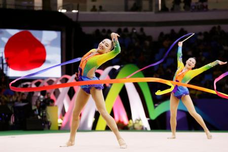 日本、世界新体操の団体で「金」　初の快挙、４大会ぶり表彰台