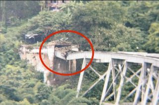 国軍のドローンが誤爆したのか、民主派が地雷を仕掛けたのか…ミャンマー名物「ゴッティ鉄橋」が破壊される