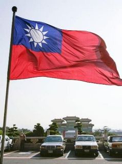台湾、日本人を強制退去　繁華街で中国国旗掲げる