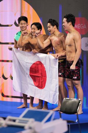 男子４百メドレーリレーで日本Ｖ　競泳の世界ジュニア選手権