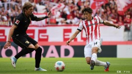 「何でやー！？」日本代表MF、ブンデス・デビュー戦で悲劇…「それは決めないと…」「まだ芝に慣れてない？」鈴木唯人が超決定機で痛恨ミスの瞬間