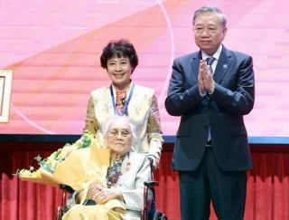 「アオザイの闘士」に称号授与　ベトナム外交貢献、元国家副主席