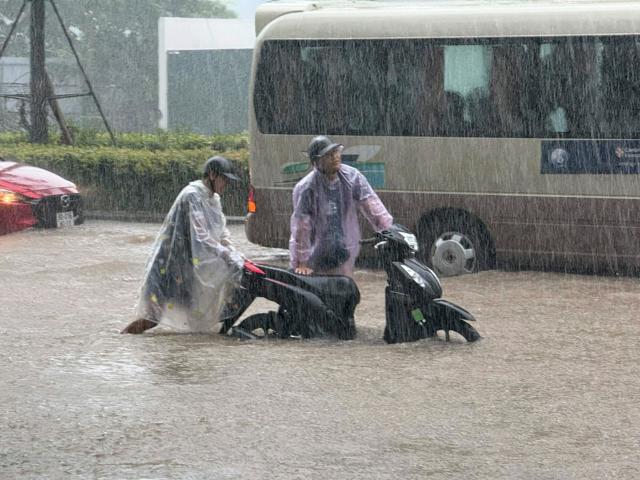 ベトナムで台風上陸、 数万人が避難　住宅損壊や浸水の被害相次ぐ