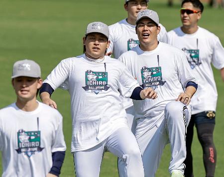 イチローさんの米殿堂入り祝う　オリックス、記念Ｔシャツで練習