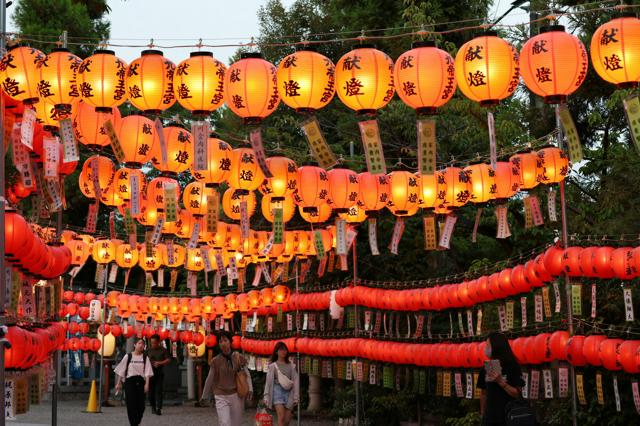 1700のちょうちん　灯りがともると別世界 大津・萱野神社で