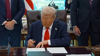 アメリカ トランプ大統領　国旗焼却訴追の大統領令に署名　直後に男逮捕