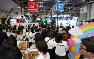 定番玩具、世代超え魅了＝最新たまごっちにトミカ―おもちゃショー開幕