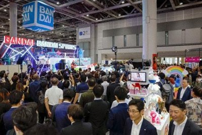 東京おもちゃショーが開幕 「たまごっち」最新版も、親子で進歩体感