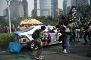 インドネシア抗議デモ激化　警察がひき逃げ、男性死亡
