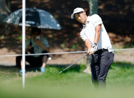 石塚が単独首位に浮上　男子ゴルフ第２日