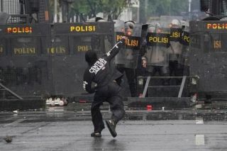 インドネシア財務相宅襲撃　抗議デモ激化、議員標的に