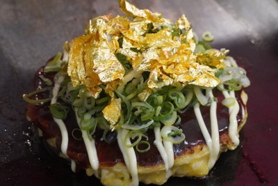 1枚いくら？　金箔を乗せたお好み焼きの販売始まる　関西万博