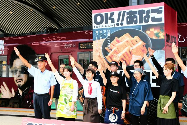 広島の「顔」走る　奥田民生さん・吉川晃司さんがラッピング電車に