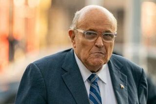 トランプ氏、盟友に勲章を授与　事故で重傷の元ＮＹ市長