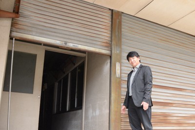 割れた窓に、無数の染み　名古屋の「廃虚」ビル、貸し出し活況