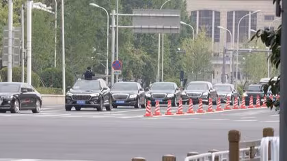 北朝鮮・金正恩総書記が中国・北京に到着か　駅から大使館に北朝鮮の旗を掲げた車列