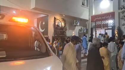 パキスタンで自爆テロか？政治集会で爆弾が爆発11人死亡、爆発物積んだ車が警察本部に突入図り銃撃戦で6人死亡