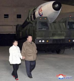 金正恩氏の娘が外遊デビュー　１０代前半、高まる後継説