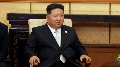 露朝首脳会談後に北朝鮮「随行員」が“謎の行動”　金総書記の椅子を拭き取りコップも回収　生体情報の流出を防ぐ狙いか