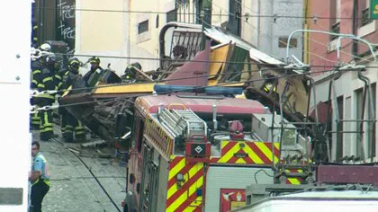 観光客にも有名なケーブルカーが脱線しビルに衝突　15人死亡23人負傷　当局「ケーブルが緩んだ可能性」ポルトガル
