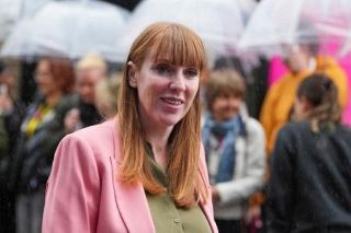 英レイナー副首相が辞意　税支払い免れた疑い